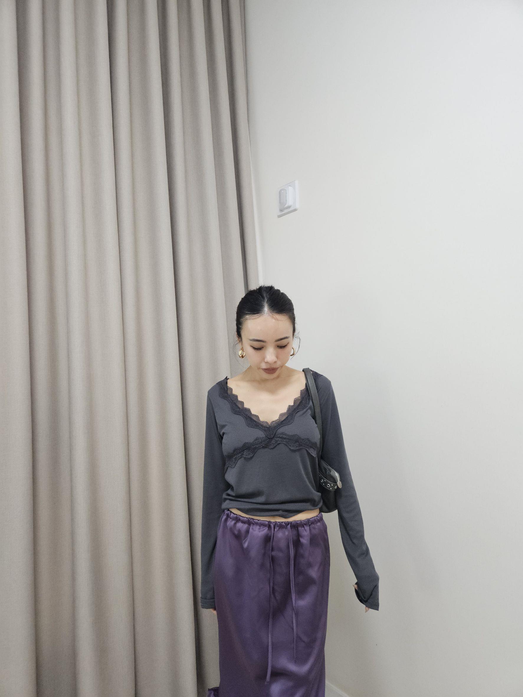 蕾絲滾邊V領上衣